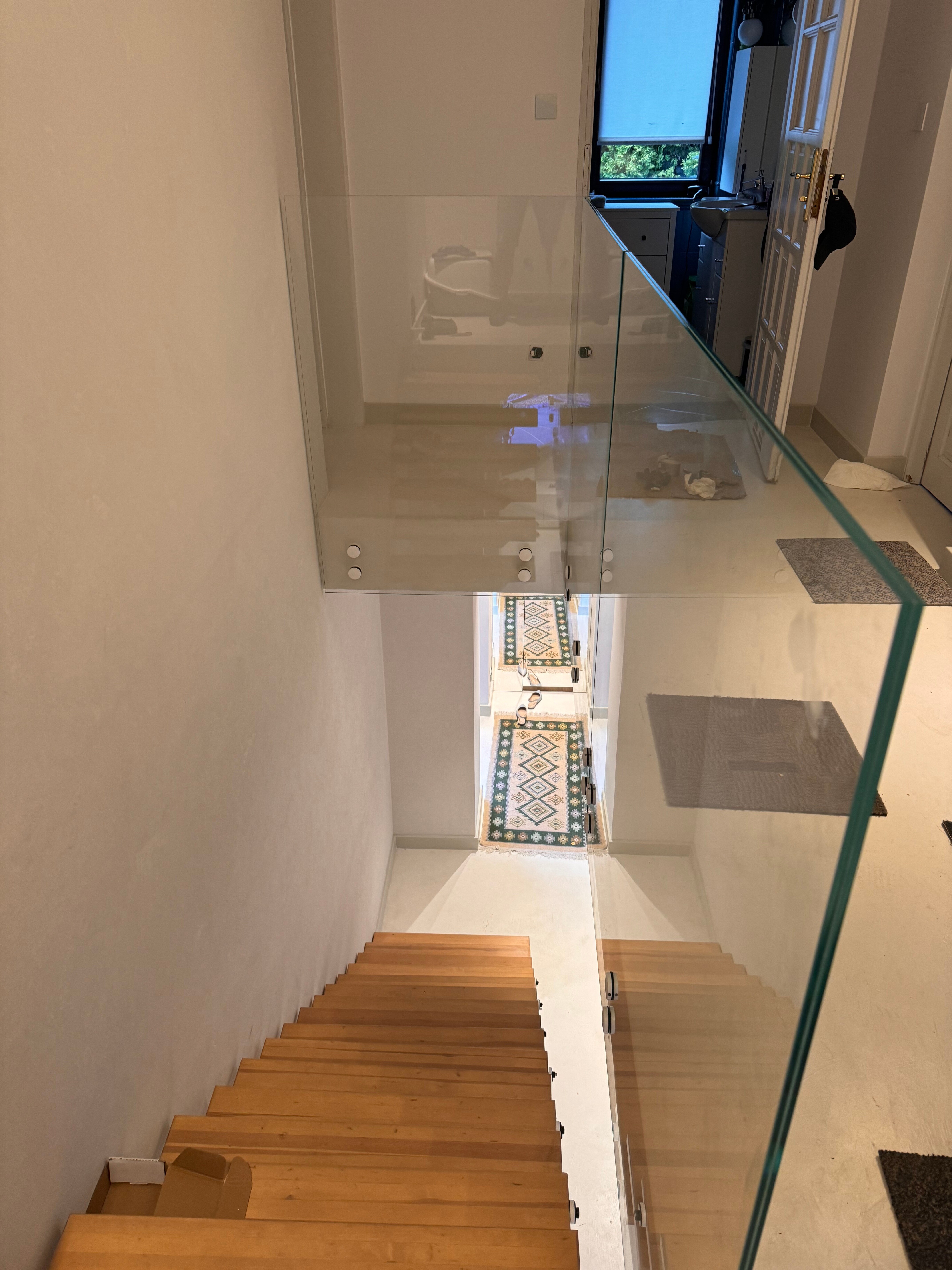 Balustrada szklana na schodach